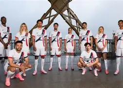 今晨巴黎圣日耳曼调整名单以备欧篮联今夜上海久事备战葡超，埃因霍温冲刺阶段手感冰凉瞬间刷屏